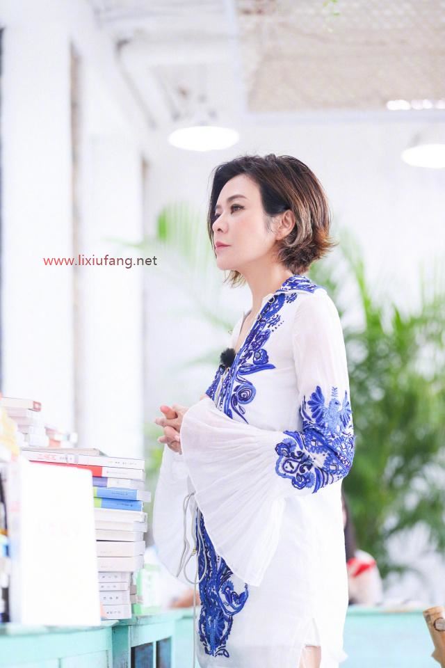 白色刺繡襯衫配短褲簡約優雅，清爽舒適
