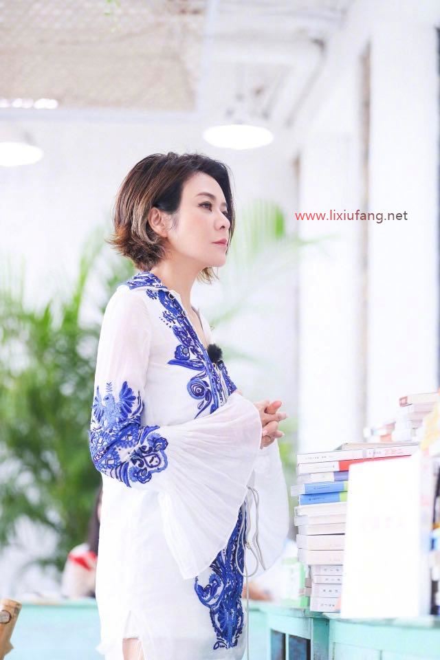 白色刺繡襯衫配短褲簡約優雅，清爽舒適
